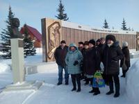 Экскурсанты на мемориальном комплексе "Защитникам Отечества" Увеличить